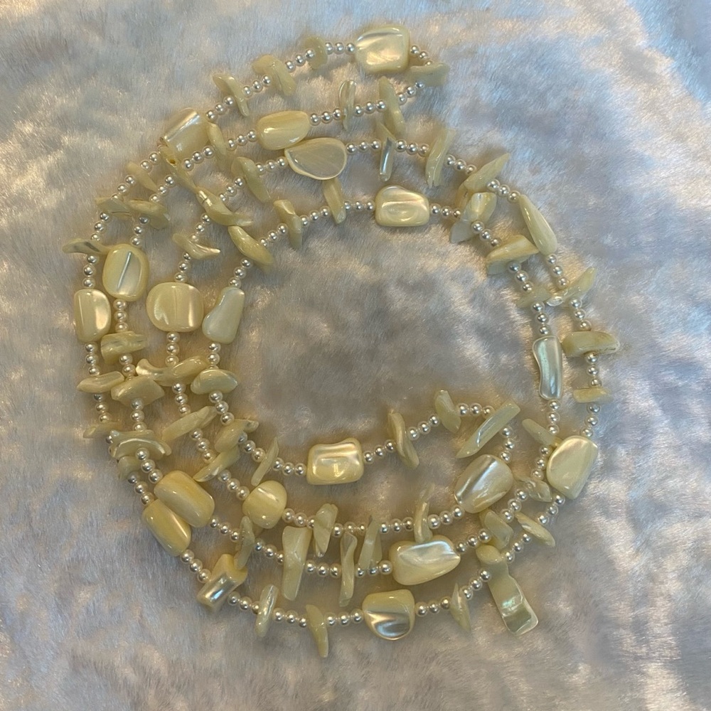 🍀VTG Mother of Pearl Cream Shell Beaded Necklace